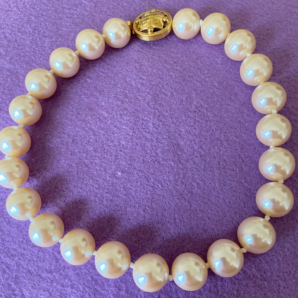 Chunky Imitation Pearl Necklace with Gold Tone Spring Ring Clasp